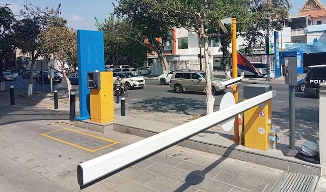 Sistema de estacionamento Dashou instalado na sede do Sathapana Bank na cidade de Phnom Penh