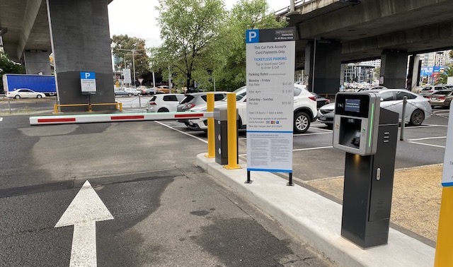 Portão Dashou Boom instalado em um estacionamento de rua na Austrália